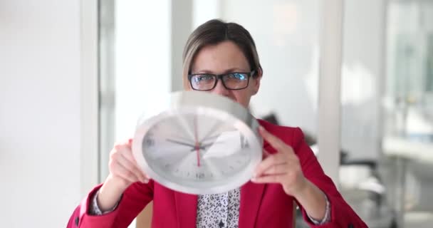 Mulher Negócios Sorridente Levanta Relógio Para Esconder Rosto Sentado Mesa — Vídeo de Stock