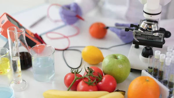Chemik Badający Ilość Substancji Toksycznych Warzywach Owocach Laboratorium Chemicznym Koncepcja — Zdjęcie stockowe