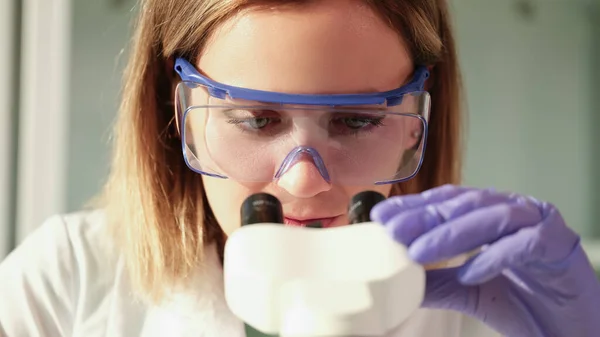 Chemiker Mit Schutzbrille Und Blick Durch Das Mikroskop Chemielabor Konzept — Stockfoto