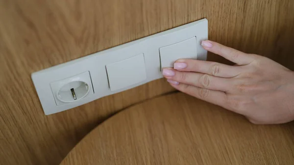 Mão Pressionando Interruptor Luz Parede Casa Closeup Conceito Poupança Electricidade — Fotografia de Stock