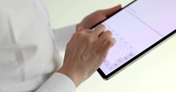 Dactylographier Main Texte Messager Sur Tablette Numérique Gros Plan Film — Video
