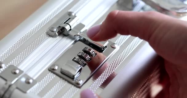 Kobieta Ręcznie Wpisuje Kod Cyfrowy Otwartą Metalową Walizkę Pieniędzmi Zbliżenie — Wideo stockowe