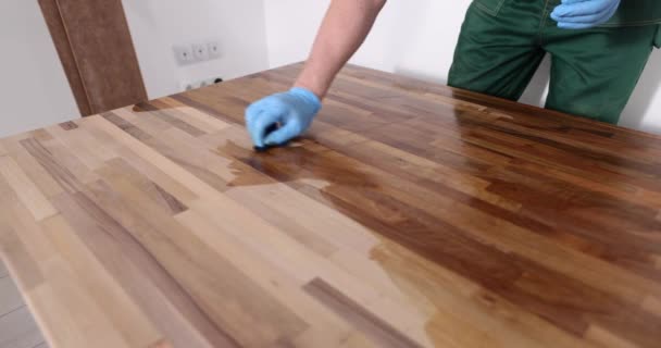 Carpenter Memproses Permukaan Lantai Kayu Dengan Pernis Lantai Warna Jenuh — Stok Video