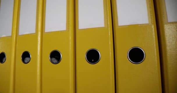 Żółte Segregatory Pierścieniowe Umieszczone Długim Rzędzie Półce Stolika Biurze Zorganizowana — Wideo stockowe