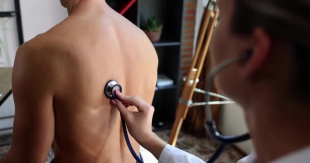 닥터는 청진기를 사용하여 환자의 심장을 검사한다 여자들은 장비를 가지고 사람의 — 비디오