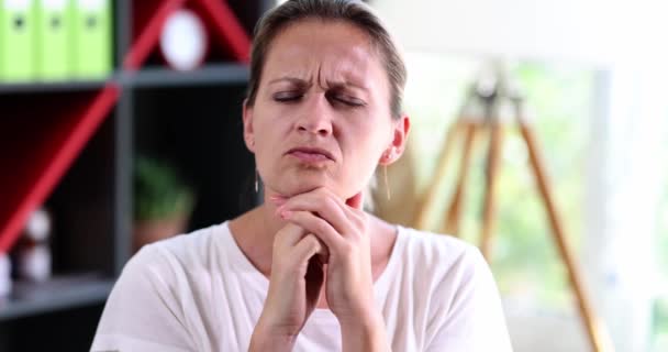 Mujer Desconcertada Piensa Mirando Los Lados Tocando Barbilla Con Los — Vídeo de stock