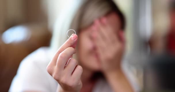 Kobieta Złamanym Sercem Płacze Trzymając Pierścionek Zaręczynowy Zakrywający Twarz Dłonią — Wideo stockowe
