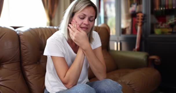 Yalnız Hayal Kırıklığına Uğramış Bir Kadın Oturma Odasında Kanepede Elleriyle — Stok video