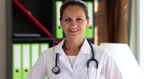 Doctora Positiva Con Estetoscopio Forma Corazón Con Las Manos Mujer — Vídeos de Stock
