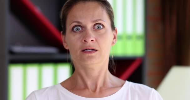 여자는 보려고 공간에 감는다 사무실에서 두려움의 동작을 — 비디오