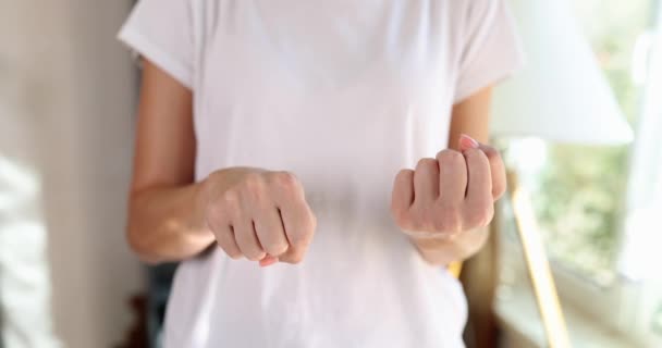 Жінка Білій Футболці Показує Середній Палець Камери Стоїть Біля Яскравого — стокове відео