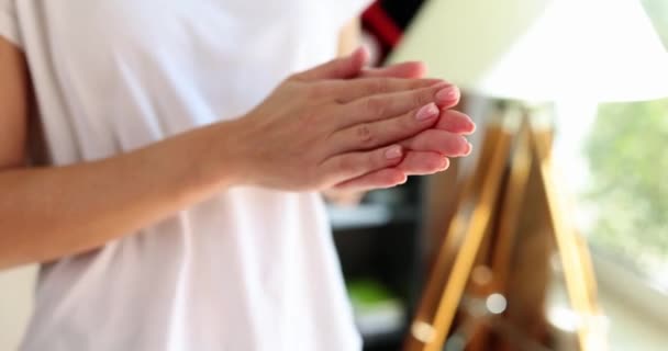 Vastberaden Vrouw Wit Shirt Klapt Handen Wrijven Handpalmen Vrouwelijke Persoon — Stockvideo