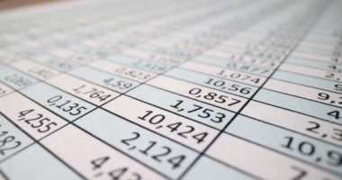 Kağıt üzerinde hücrelerde farklı ticari verilerle rapor tablosu. İş analizi performansı ve koleksiyonu. Şirket bilgilerine sahip sütunlar