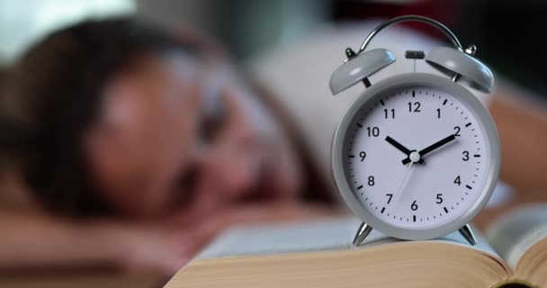 Reloj Despertador Vintage Está Libro Abierto Contra Mujer Que Duerme — Vídeos de Stock