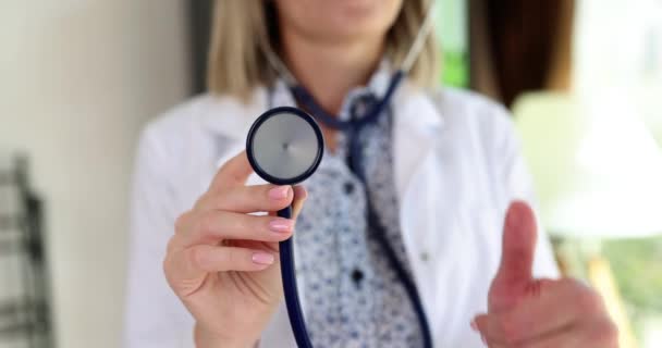 Zadowolona Lekarka Trzyma Stetoskop Ręku Pokazując Gest Kciuka Górę Kobieta — Wideo stockowe