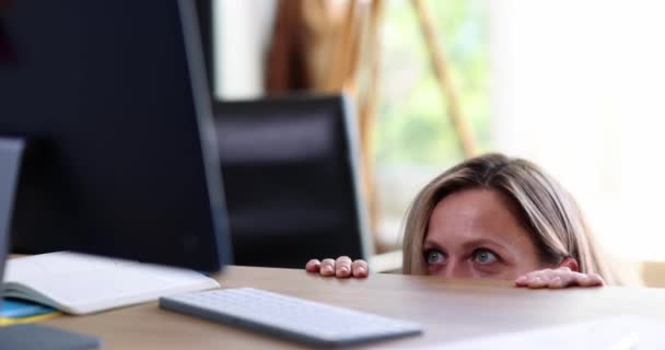 Mujer Asustada Asoma Desde Debajo Mesa Mirando Pantalla Computadora Empleada — Vídeo de stock