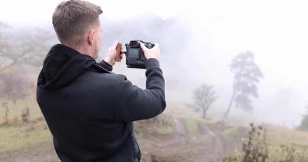 Ein Interessierter Mann Mit Kamera Filmt Trüben Tagen Dichten Nebel — Stockvideo