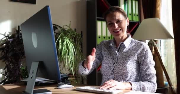 Mujer Sonriente Alcanza Mano Para Apretón Manos Sentado Escritorio Con — Vídeos de Stock
