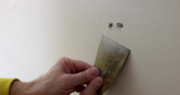 Bauarbeiter Schleift Wandoberfläche Mit Löchern Von Entfernten Schrauben Restauriertem Raum — Stockvideo