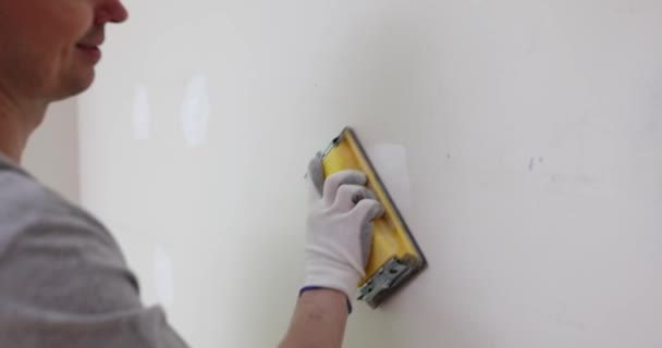 Usmívající Stavitel Leští Omítku Bílé Stěně Restaurované Místnosti Zaměstnanec Odstraňuje — Stock video