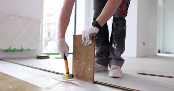 Bauarbeiter Befestigt Laminatplatten Auf Baustelle Mit Hammer Boden Der Mensch — Stockvideo