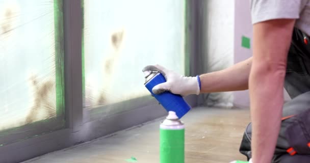 Trabajador Aplica Pintura Botella Spray Marco Ventana Sitio Construcción Constructor — Vídeo de stock
