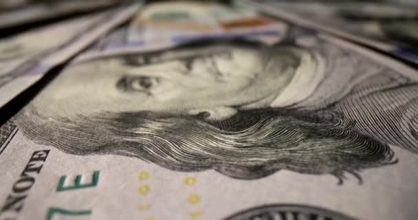 アメリカ大統領の肖像画付きドル紙幣 スタジオで現金の大規模な山 財政的な成功と成長の概念を節約する 銀行券の真正性確認 — ストック動画