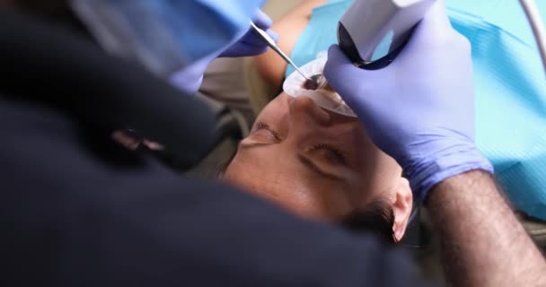 Mulher Sofre Procedimento Clareamento Dos Dentes Laser Clínica Odontológica Tecnologia — Vídeo de Stock