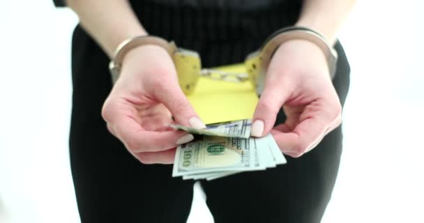Ellerinde Kelepçe Olan Kadın Içinde Para Olan Zarfı Işık Odasında — Stok video