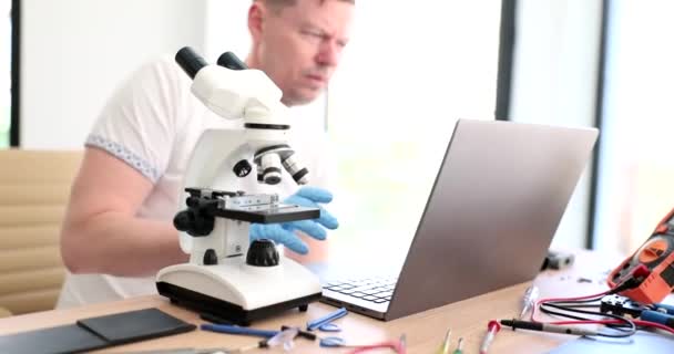 Skupiony Człowiek Pracuje Laptopie Miejscu Pracy Mikroskopem Laboratorium Technicznym Inżynier — Wideo stockowe
