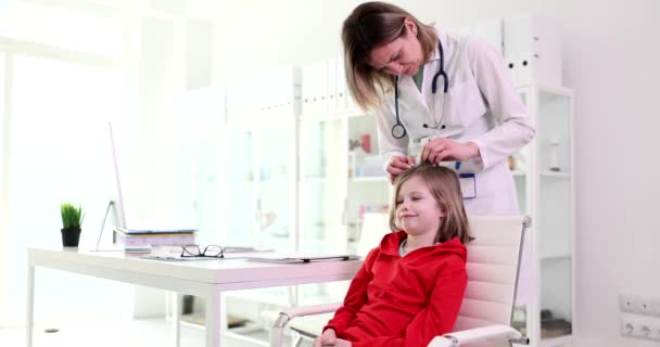 Доброзичливий Лікар Вивчає Маленьке Дівоче Волосся Кліщів Клініці Повільного Руху — стокове відео