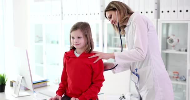 Médecin Attentif Examine Petite Fille Avec Stéthoscope Hôpital Ralenti Pédiatre — Video