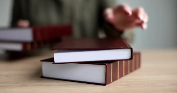 Wanita Menempatkan Buku Tebal Dengan Hardcovers Coklat Dalam Tumpukan Atas — Stok Video