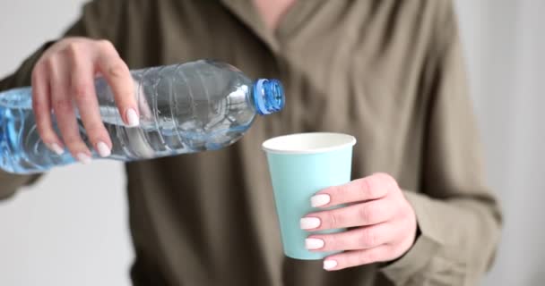 Mujer Sostiene Una Botella Plástico Una Taza Papel Vertiendo Agua — Vídeos de Stock