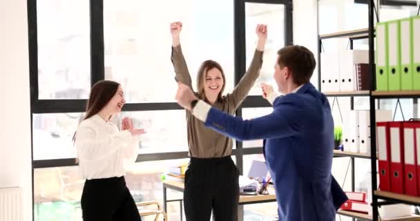 Szczęśliwi Koledzy Tańczą Biurze Udanym Układzie Partnerami Biznesowymi Radosny Mężczyzna — Wideo stockowe