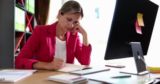 疲惫的女员工试图为项目想出新的主意 但却在饭桌上睡着了 穿着粉色夹克的过度劳累的女人坐在工作场所感到困倦 动作缓慢 — 图库视频影像