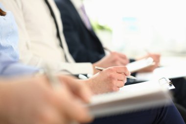 İş eğitimi sırasında bir grup iş adamıyla el ele tutuşmak. Konferans ve pazarlama eğitim kavramı