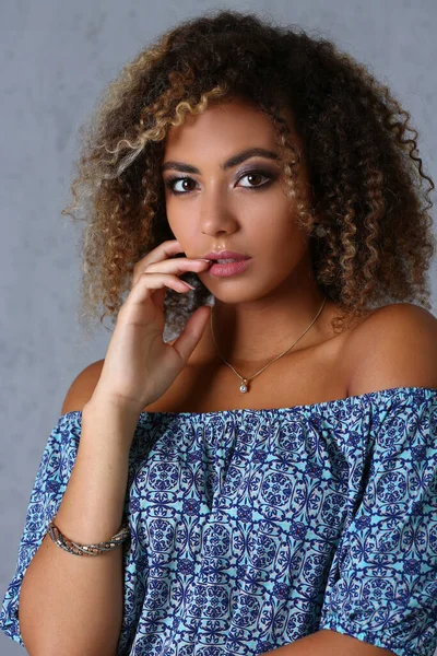 Retrato Belleza Chica Afroamericana Con Maquillaje Noche Sonriente Mujer Hermosa — Foto de Stock