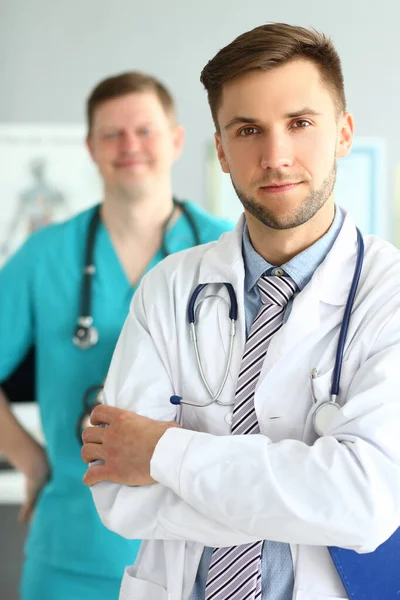 Πορτρέτο Δύο Ανδρών Στο Επάγγελμα Του Νοσηλευτή Ομάδα Καρδιολόγων Θεραπευτών — Φωτογραφία Αρχείου