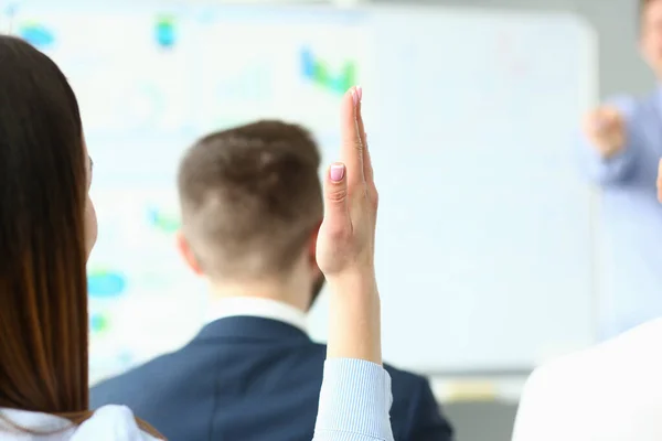 Jovem Mulher Levantando Mão Para Fazer Perguntas Close Treinamento Negócios — Fotografia de Stock