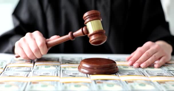 Ξύλινο Σφυρί Μας Δολάριο Στο Τραπέζι Του Δικαστή Απάτη Οικονομικού — Αρχείο Βίντεο
