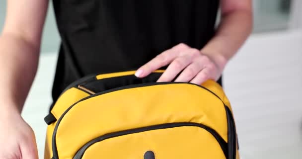Kobieta Otwiera Żółty Plecak Podaje Gotówkę Przenoszenie Środków Pieniężnych Granicę — Wideo stockowe