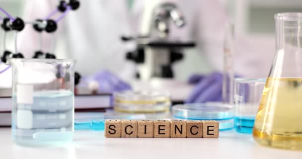 フラッシュ中の顕微鏡や液体を持つ単語科学 科学教育と研究開発の概念 — ストック動画
