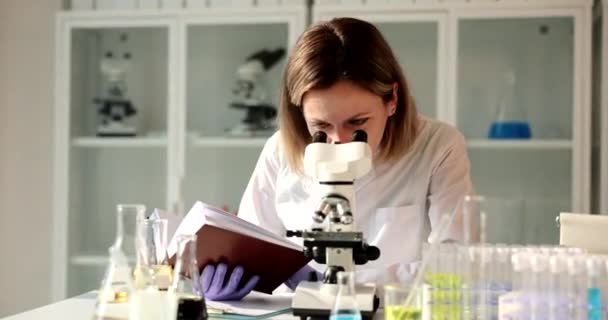 Ilmuwan Biologi Memeriksa Catatan Laboratorium Sains Atau Pusat Penelitian Memeriksa — Stok Video