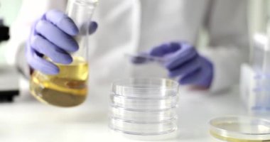 Sarı sıvıyı test tüpünün içine boşaltır. Petrol ürünlerinin, yakıtların ve kayganlaştırıcıların incelenmesi