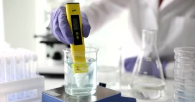 Bilimadamı laboratuvarda kimyasal solüsyon ve laboratuvar su kalitesi veya pH ölçer kullandı. Su araştırması ve bilimsel