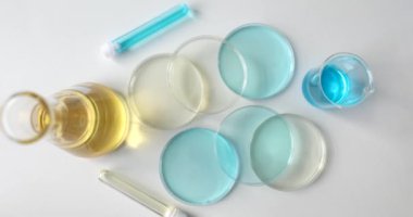 Laboratuvarda mavi ve sarı sıvılı laboratuvar camları var. Toksik maddelerin bilimsel araştırması