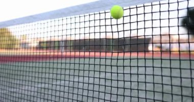 Tenis topu tenis kortunda ağa çarptı. Tenis antrenmanı