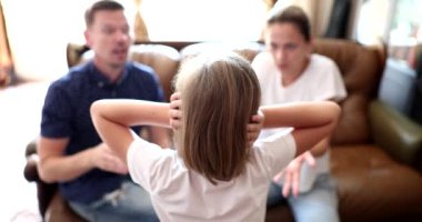 Anne ve babası kulakları kapalı bir kızı azarlıyorlar. Ebeveynlik ve aile içi anlaşmazlıklar