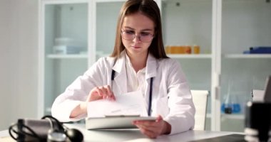 Kardiyolog klinikte kardiyogram verilerini inceliyor. Kalp hastalıklarının önlenmesi ve arteryel hipertansiyon